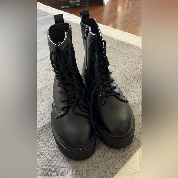 Super Cute platform boots - Picture 2 of 4